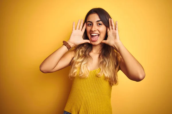 Mulher Bonita Nova Vestindo Shirt Sobre Fundo Isolado Amarelo Sorrindo — Fotografia de Stock