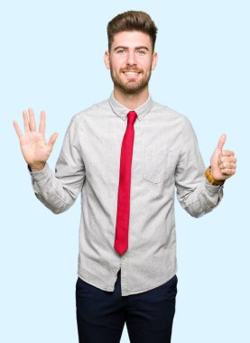 Gösterilen ve parmakları ile işaret genç yakışıklı iş adamı kendinden emin ve mutlu gülümseyerek süre 6 numara.