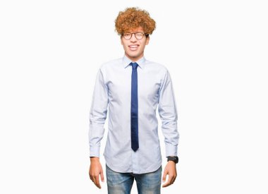 Seksi bir ifadeyle, neşeli ve mutlu yüzünü kameraya bakarak göz kırpıyor ile afro giyen genç yakışıklı iş adamı gözlük.