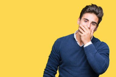 Genç yakışıklı iş adamı izole arka plan ağız hata için elleriyle kapsayan şok içinde. Gizli kavramı.