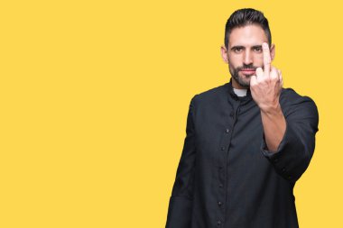 Genç Hıristiyan rahip izole arka plan üzerinde gösteren orta parmak, kaba ve kaba siktir git ifade