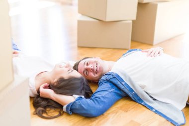 Genç güzel çift cardbo etrafında yerde yatan rahatlatıcı