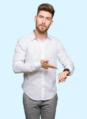 Genç yakışıklı iş adamı acele işaretleme izlemek için zaman, sabırsızlık, üzgün ve kızgın son tarih gecikme için