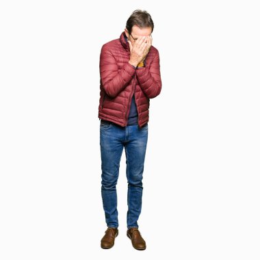 Orta yaş yakışıklı adam üzgün ifade yüz eller ile ağlayarak süre kapsayan ile gözlük ve kış ceket giyiyor. Depresyon kavramı.