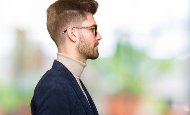 Tarafına, arayan genç yakışıklı iş adam gözlük dinlenmek doğal yüz emin gülümseme ile pozuyla profil.