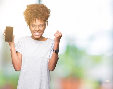 Genç Afro-Amerikan kadın gösteren smartphone ekran gurur çığlık ve zafer ve başarı çok heyecanlı, duygu tezahürat kutluyor izole arka plan üzerinde