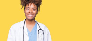 Genç Afro-Amerikan doktor kadın yüzünde mutlu ve güzel bir gülümseme ile izole arka plan yüzünden. Şanslı kişi.