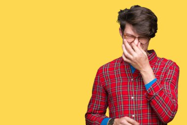 Gözlük takan bir şey pis ve iğrenç kokulu izole arka plan, dayanılmaz koku, holding nefes burun parmaklar ile yakışıklı delikanlı. Kötü kokuyor kavramı.