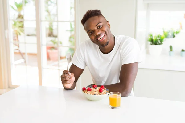 Mladý Afričan Americký Muž Který Ráno Jedl Zdravou Snídani Spokojeným — Stock fotografie
