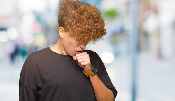 Homem Bonito Jovem Com Cabelo Afro Vestindo Shirt Preta Sentindo — Fotografia de Stock