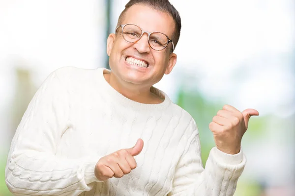 Hombre Árabe Mediana Edad Con Gafas Sobre Fondo Aislado Señalando — Foto de Stock