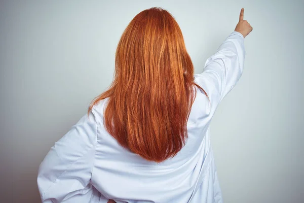 Joven Doctora Pelirroja Usando Estetoscopio Sobre Fondo Blanco Aislado Posando —  Fotos de Stock