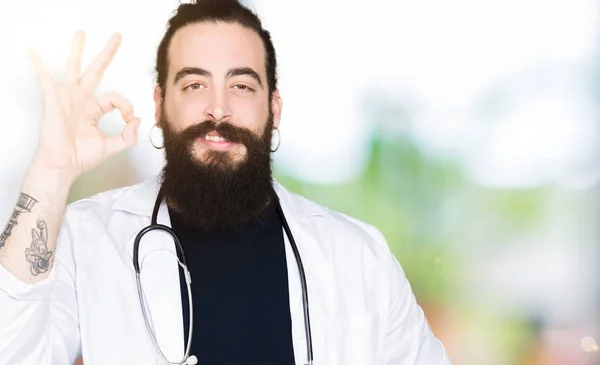 Lekarz Długimi Włosami Sobie Płaszcz Medycznych Stetoskop Uśmiechający Się Pozytywne — Zdjęcie stockowe