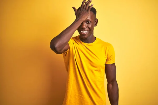 Joven Hombre Afroamericano Vistiendo Camiseta Casual Pie Sobre Fondo Amarillo — Foto de Stock