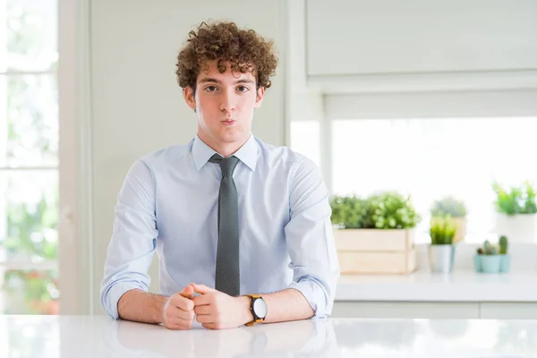 Joven Hombre Negocios Con Una Corbata Hinchando Mejillas Con Cara —  Fotos de Stock