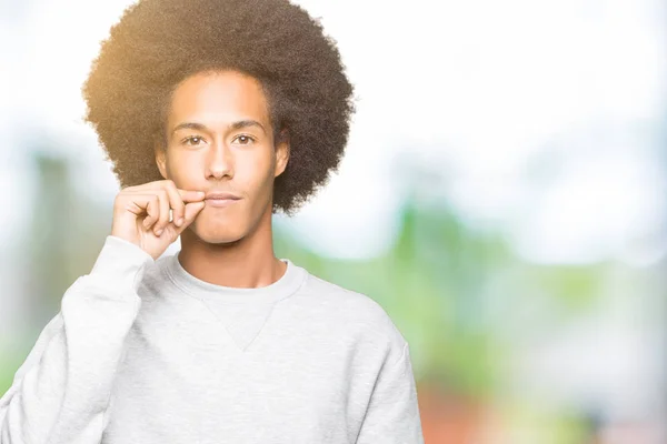 Unga Afroamerikanska Man Med Afro Hår Iklädd Sportig Sweatshirt Mun — Stockfoto