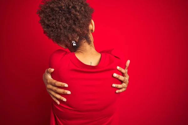 Młoda Piękna Afroamerykańska Kobieta Włosami Afro Białym Tle Czerwone Przytulanie — Zdjęcie stockowe