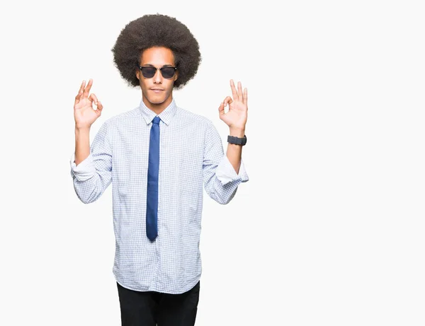 Jovem Homem Negócios Afro Americano Com Cabelo Afro Vestindo Óculos — Fotografia de Stock