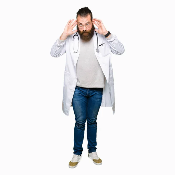 Giovane Dottore Biondo Con Barba Che Indossa Cappotto Medico Che — Foto Stock