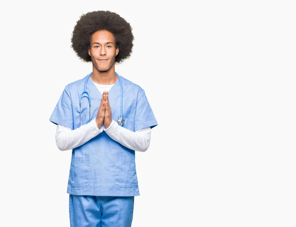 Νεαρός Αφρικανός Αμερικανός Γιατρός Άντρας Αφρο Μαλλιά Που Προσεύχεται Χέρια — Φωτογραφία Αρχείου