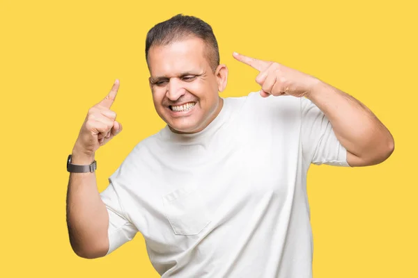 Middelbare Leeftijd Arabische Man Wearig Wit Shirt Geïsoleerd Background Smiling — Stockfoto