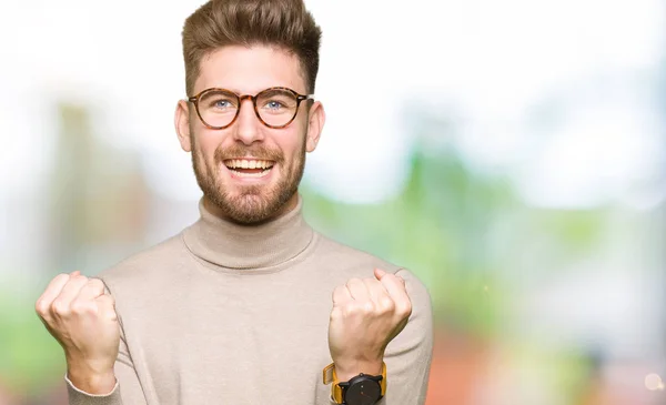 Jeune Homme Affaires Beau Portant Des Lunettes Célébrant Surpris Étonnés — Photo