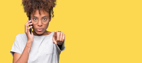 Giovane Donna Afroamericana Che Parla Smartphone Sfondo Isolato Puntando Con — Foto Stock