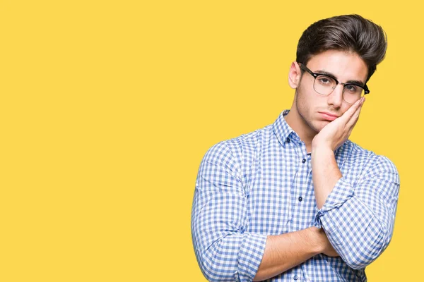 Ung Vacker Man Glasögon Över Isolerade Bakgrund Tänkande Ser Trött — Stockfoto
