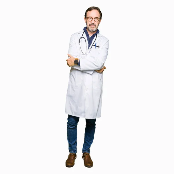 Tampan Usia Menengah Dokter Pria Mengenakan Mantel Medis Dengan Ekspresi — Stok Foto