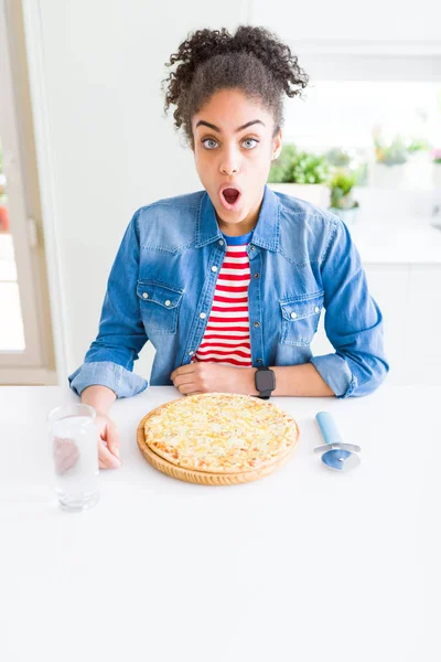 Joven Mujer Afroamericana Comiendo Pizza Casera Queso Asustada Shock Con — Foto de Stock