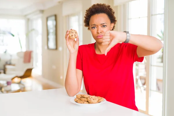 Ung Afrikansk Amerikansk Kvinna Äter Choklad Chips Cookies Med Arga — Stockfoto