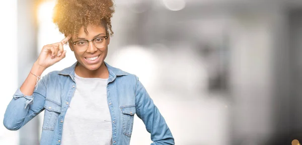 Vackra Unga Afroamerikanska Kvinnan Bär Glasögon Över Isolerade Bakgrund Leende — Stockfoto