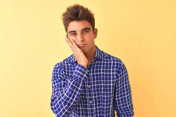 Joven Hombre Guapo Con Camisa Casual Pie Sobre Fondo Amarillo —  Fotos de Stock