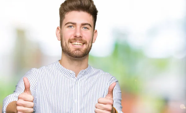 Joven Hombre Guapo Aprobando Hacer Gesto Positivo Con Mano Pulgares —  Fotos de Stock