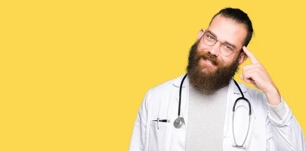 Ung Blond Läkare Mannen Med Skägg Bär Medicinsk Coat Leende — Stockfoto