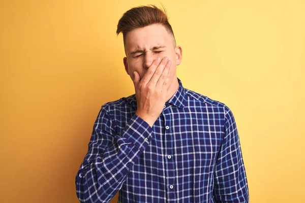 Giovane Bell Uomo Che Indossa Camicia Casual Piedi Sopra Isolato — Foto Stock