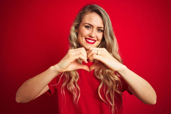 Joven Hermosa Mujer Con Camiseta Básica Pie Sobre Fondo Rojo — Foto de Stock