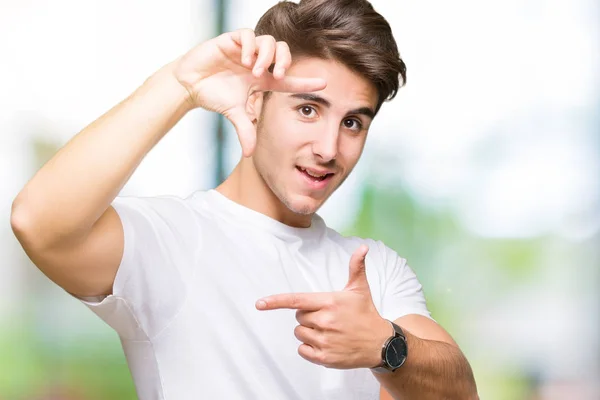 Joven Hombre Guapo Con Camiseta Blanca Sobre Fondo Aislado Sonriendo —  Fotos de Stock