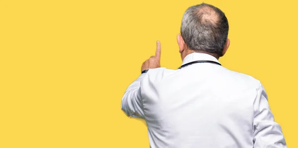 Knappe Senior Doctor Man Draagt Medische Jas Poseren Achteruit Wijzend — Stockfoto