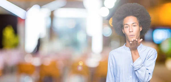 Giovane Uomo Afro Americano Con Capelli Afro Guardando Fotocamera Soffiando — Foto Stock