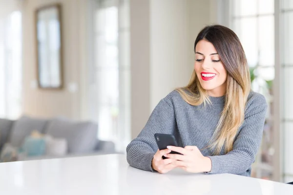 Jovem Mulher Bonita Usando Smartphone Casa Com Rosto Feliz Sorrindo — Fotografia de Stock