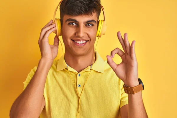 Fiatal Indiai Férfi Zenét Hallgat Fejhallgatót Több Mint Elszigetelt Sárga — Stock Fotó