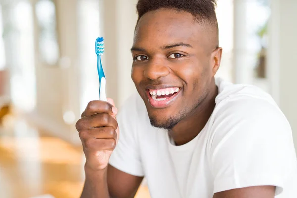 Africano Americano Homem Segurando Escova Dentes Com Rosto Feliz Sorrindo — Fotografia de Stock