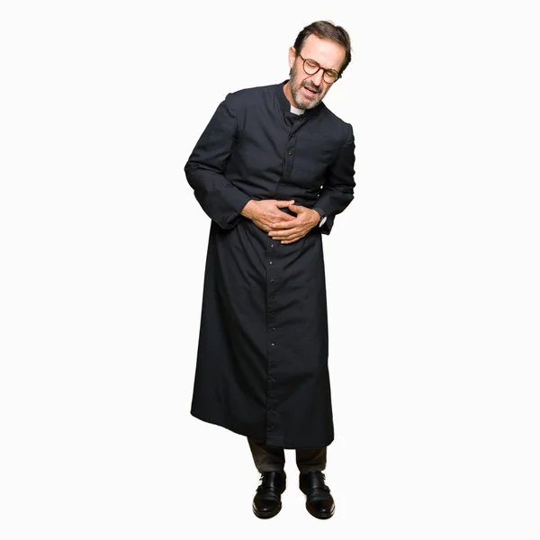 中年牧师男子穿着天主教长袍 手放在肚子上 因为恶心 疼痛的疾病感觉不舒服 Ache — 图库照片