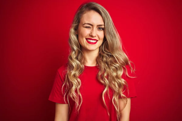 Ung Vacker Kvinna Klädd Grundläggande Shirt Stående Över Röda Isolerade — Stockfoto