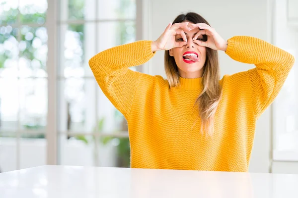 Junge Schöne Frau Winterpullover Hause Macht Geste Wie Ein Fernglas — Stockfoto