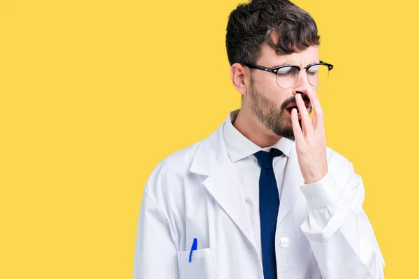 Giovane Scienziato Professionista Uomo Indossando Cappotto Bianco Sfondo Isolato Annoiato — Foto Stock