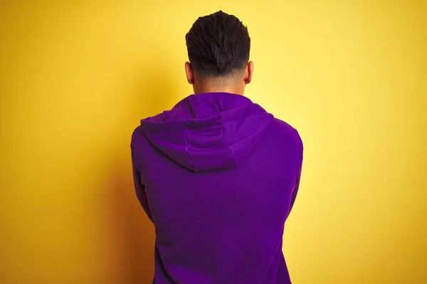 Молодой Бразилец Фиолетовой Толстовке Стоит Изолированном Желтом Фоне Смотрит Назад — стоковое фото