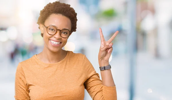 Ung Vacker Afroamerikanska Kvinna Som Bär Glasögon Över Isolerade Bakgrund — Stockfoto