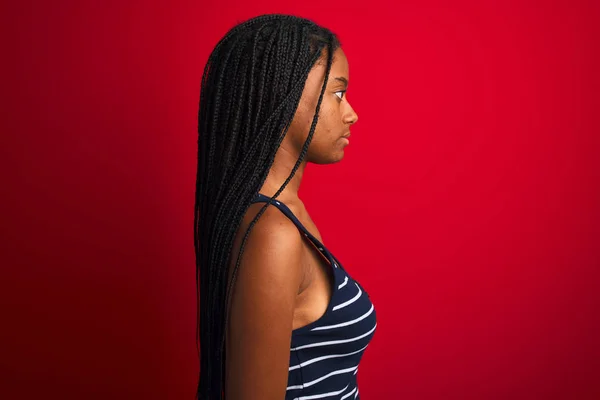 Jonge Afrikaanse Amerikaanse Vrouw Draagt Gestreepte Shirt Staan Geïsoleerde Rode — Stockfoto